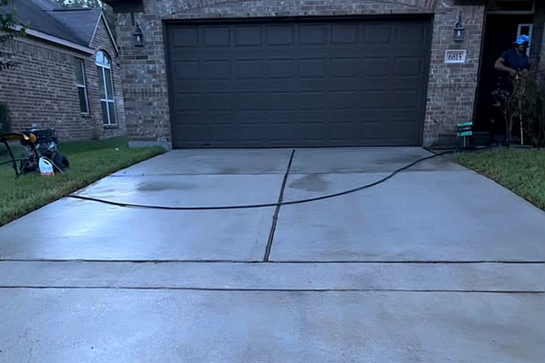 Houston driveway after pressure washing, cleaned to a bright even gray
